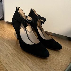 Size 8 lightly worn Nine West black heels.